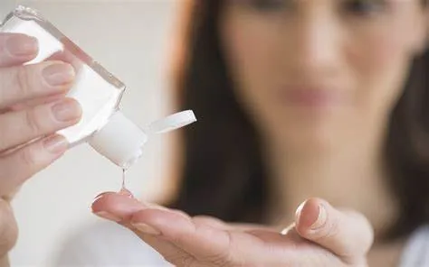 Lựa chọn mỹ phẩm KHÔNG cồn khô hoặc sử dụng hợp lý